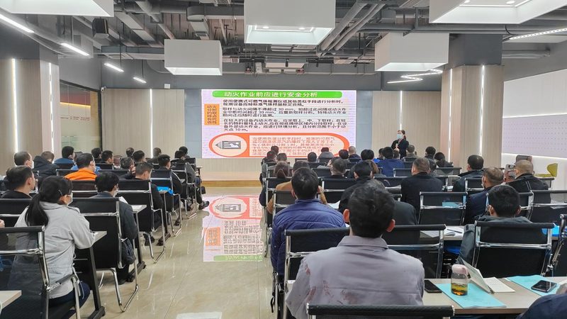 以下是一些电工培训教材推荐：