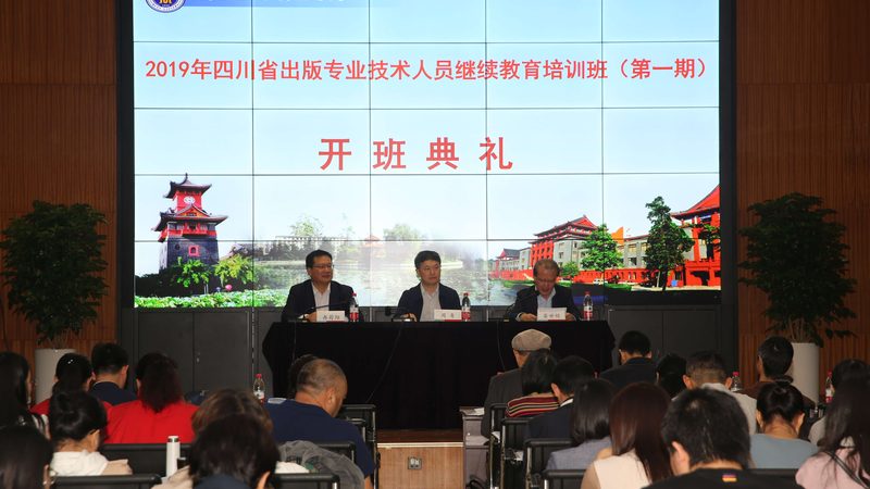 成人高考录取分数线查询，首先需要了解查询的渠道。目前，主要有以下几种查询方式：