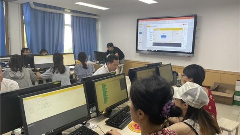 建筑工程专业建造师需要关注建筑设计、施工技术、建筑法规等方面。推荐自学资料有：