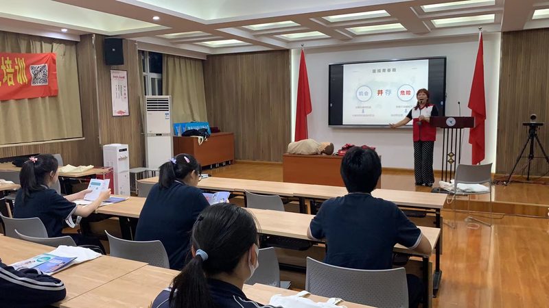 短期技能培训课程的费用主要由以下几部分构成：